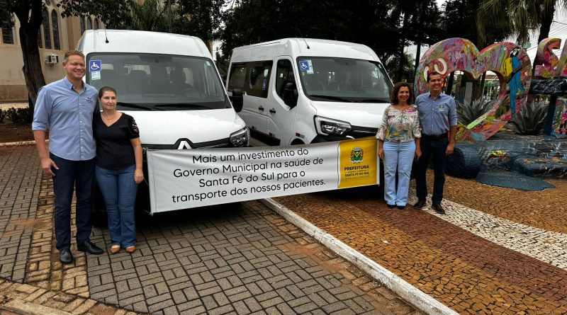 Prefeito Mura e vice Benites entregam para a população duas vans 0km.
