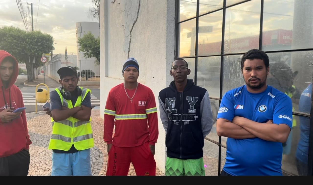 Crise na Coleta de Lixo em Santa Fe do Sul: Funcionários Protestam após Demissões em Massa.