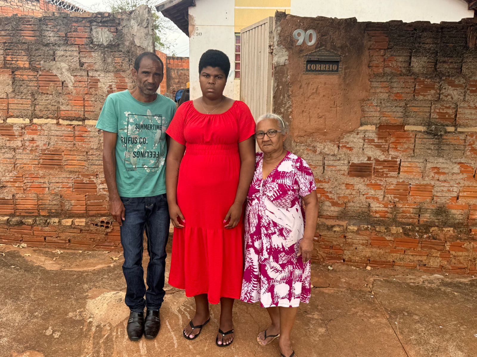 Comoção em Santa Fé do Sul: Retirada de Menina de 12 Anos de Família com Deficiências Gera Indignação Popular.