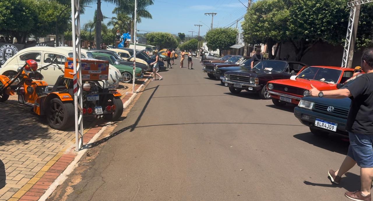 uarto Encontro de Carros Antigos e Exóticos agita Santana da Ponte Pensa neste domingo (1º de março de 2026