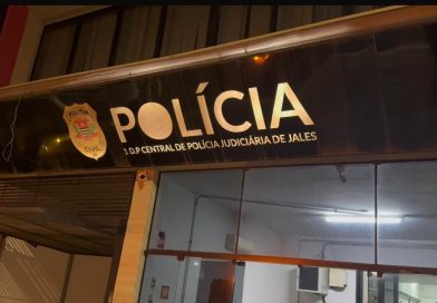 Homem preso por violência doméstica foge algemado da delegacia em Santa Fé do Sul (SP)