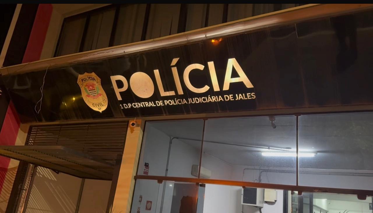 Homem preso por violência doméstica foge algemado da delegacia em Santa Fé do Sul (SP)
