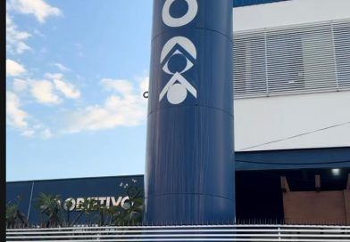 AMEAÇA PICHADA EM BANHEIRO MOBILIZA POLÍCIA NO COLÉGIO OBJETIVO DE SANTA FÉ DO SUL