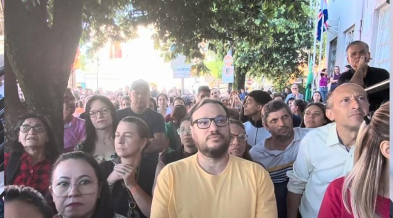 Empresários de Jales fazem ato na Praça do Jacaré contra taxa de publicidade considerada abusiva